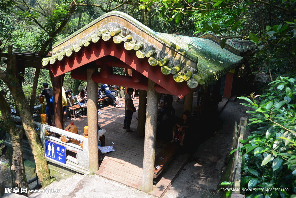 山林中的传统中式凉亭