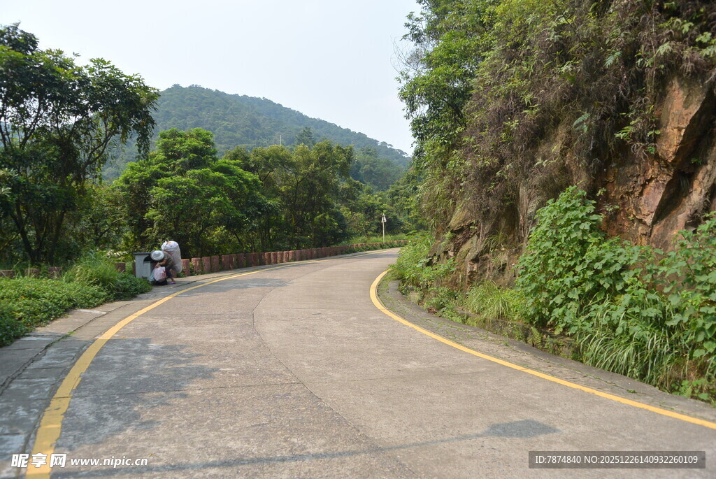 山间蜿蜒公路骑行场景