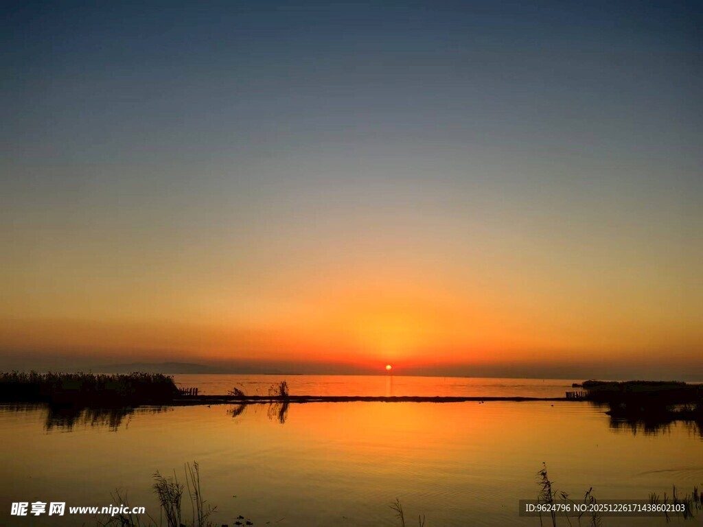湖畔绝美日落景观