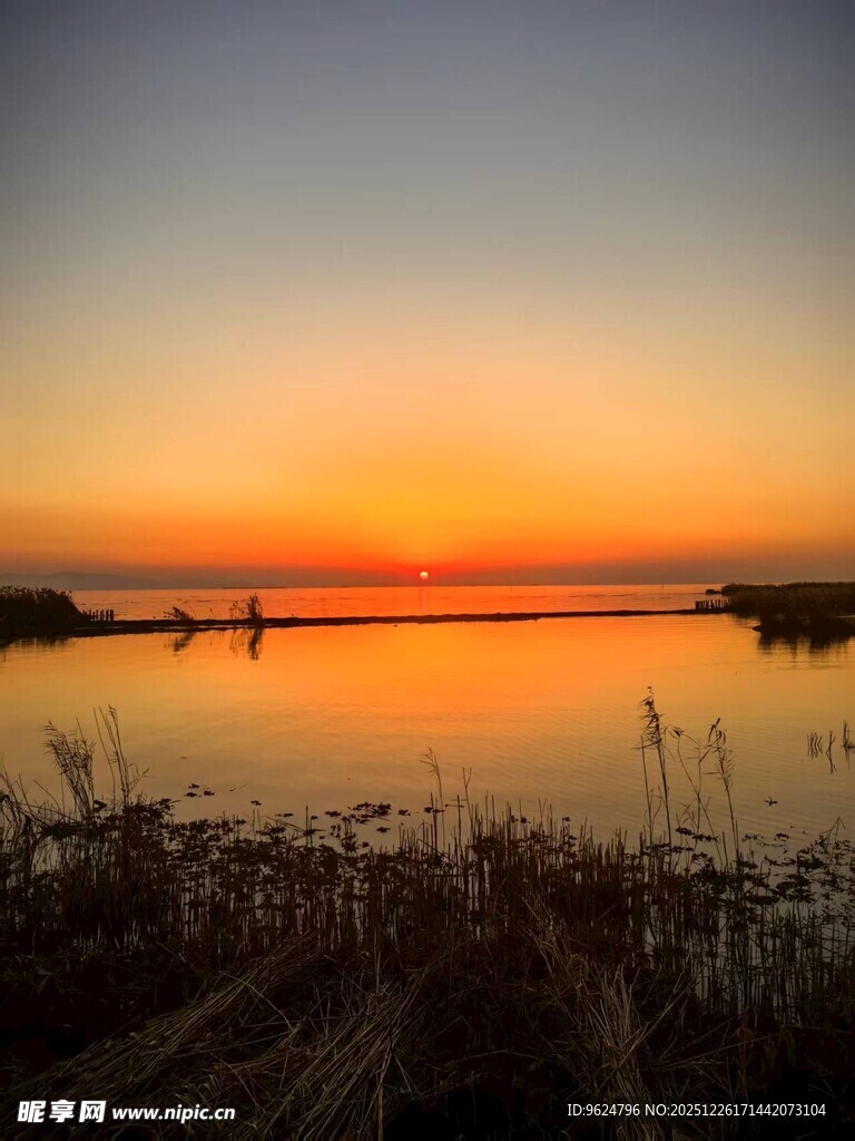 湖畔黄昏美景