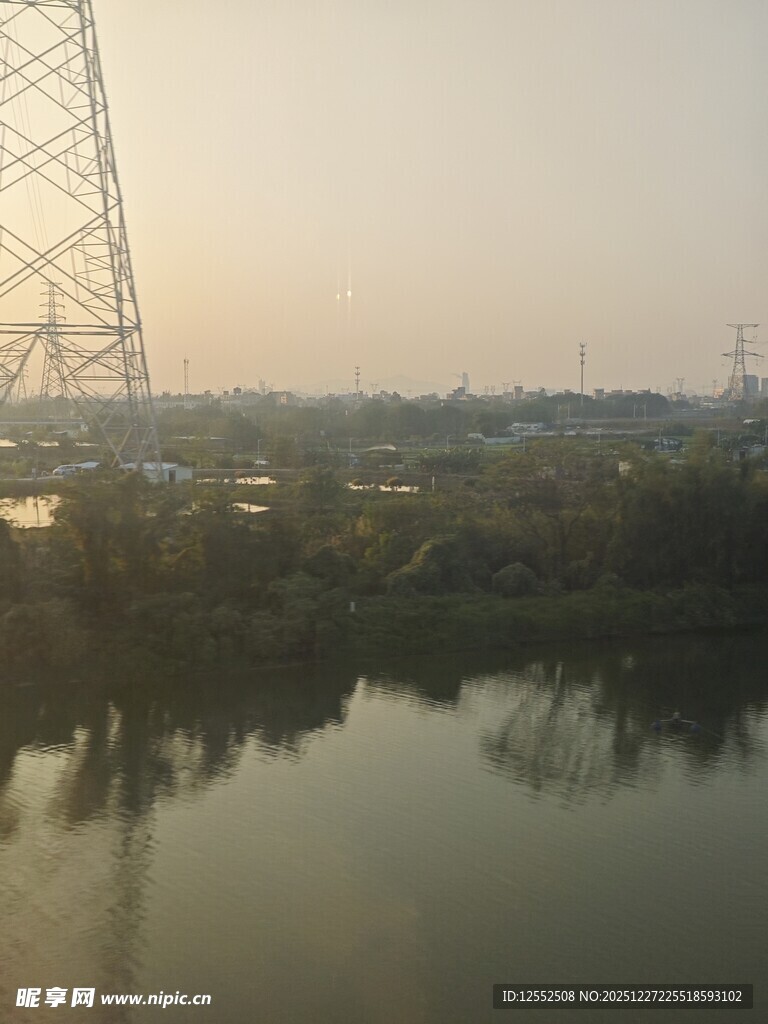 河畔铁塔倒影景观