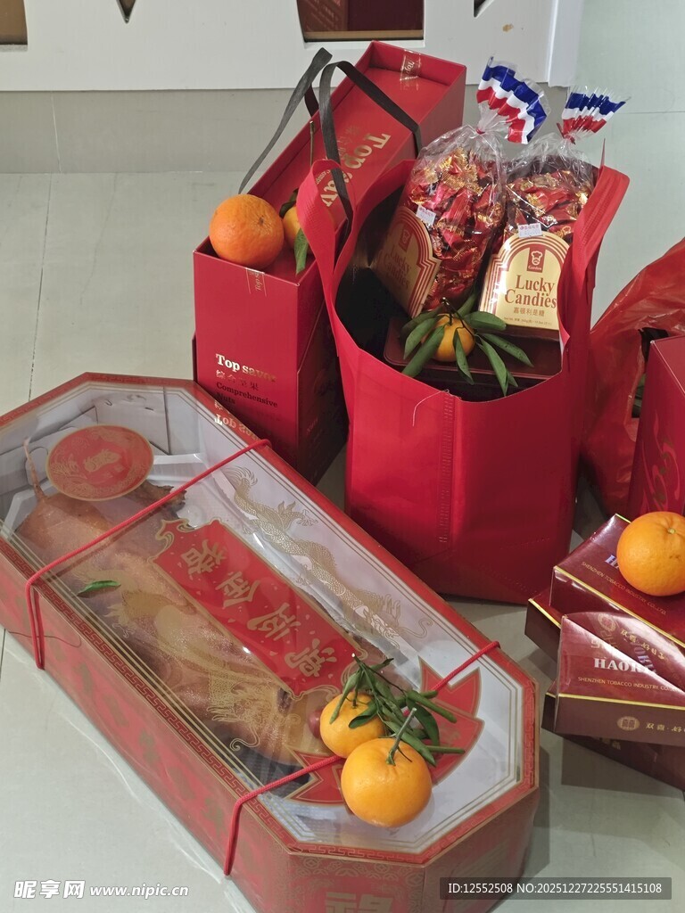 喜庆年货礼盒与新鲜水果