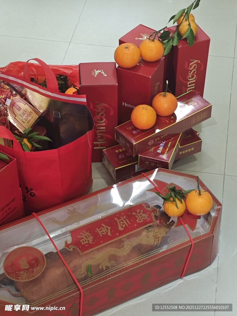 喜庆年货礼盒与新鲜橘子