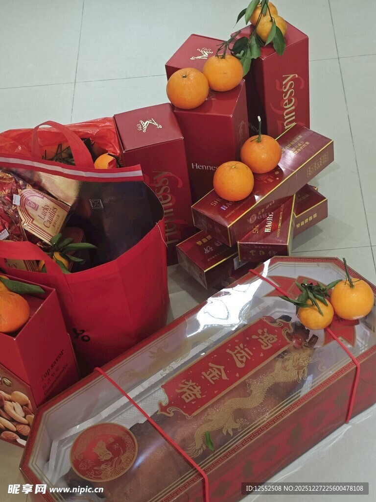 喜庆年货礼盒与水果摆放