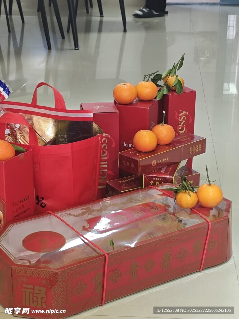 喜庆红色年货礼盒与水果