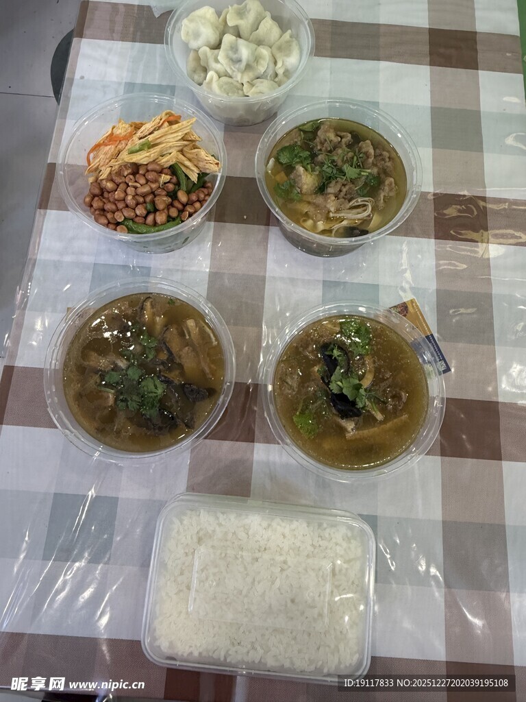 丰盛外卖餐食展示