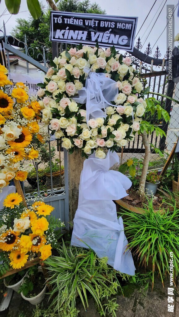 鲜花环绕的悼念场景