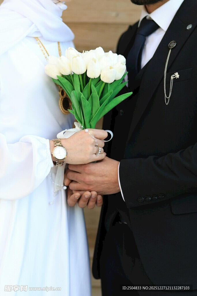 新人牵手捧花甜蜜瞬间