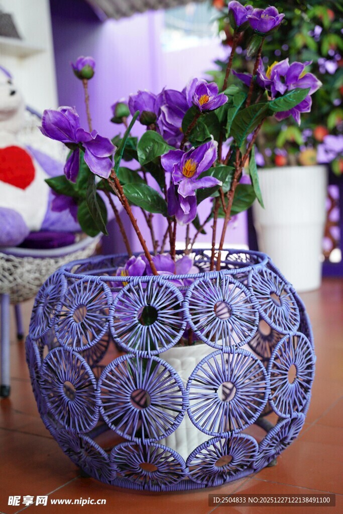 镂空花瓶插紫色花卉