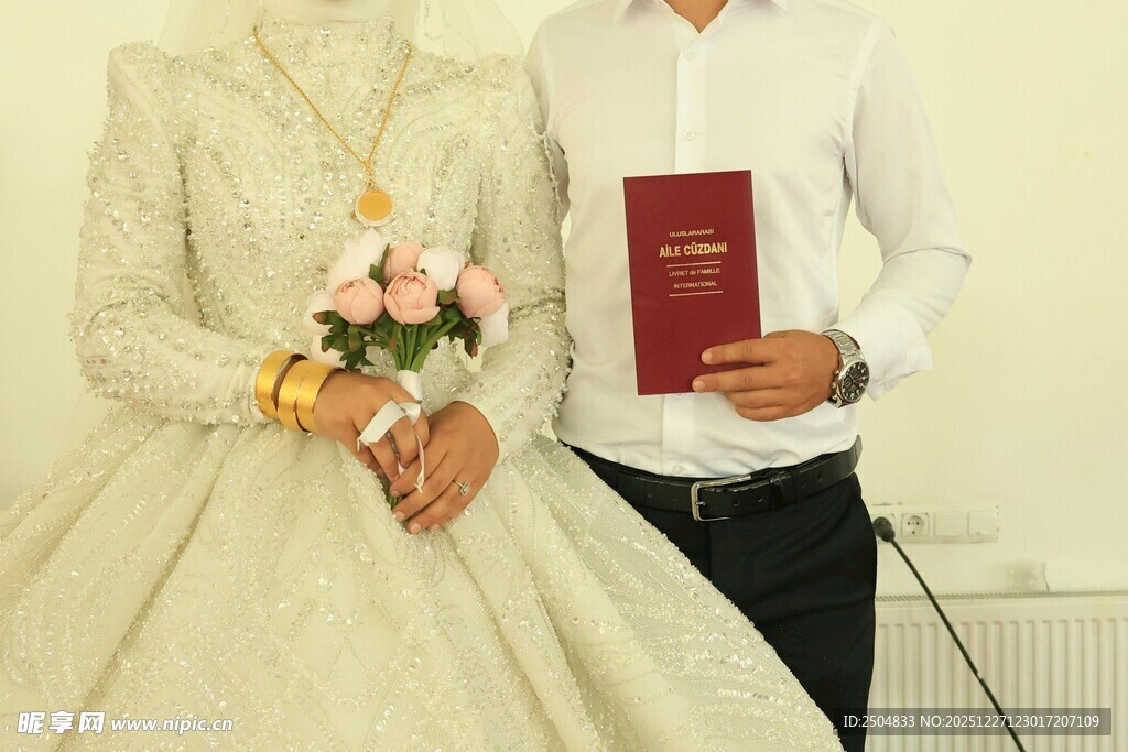 新娘手持花束与持证书者