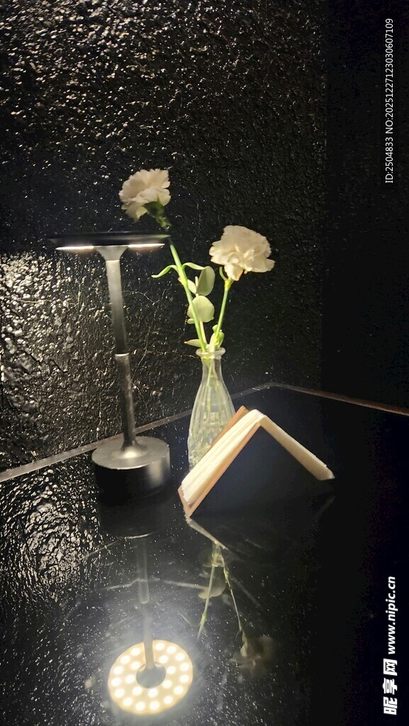 花瓶中插着几支白玫瑰