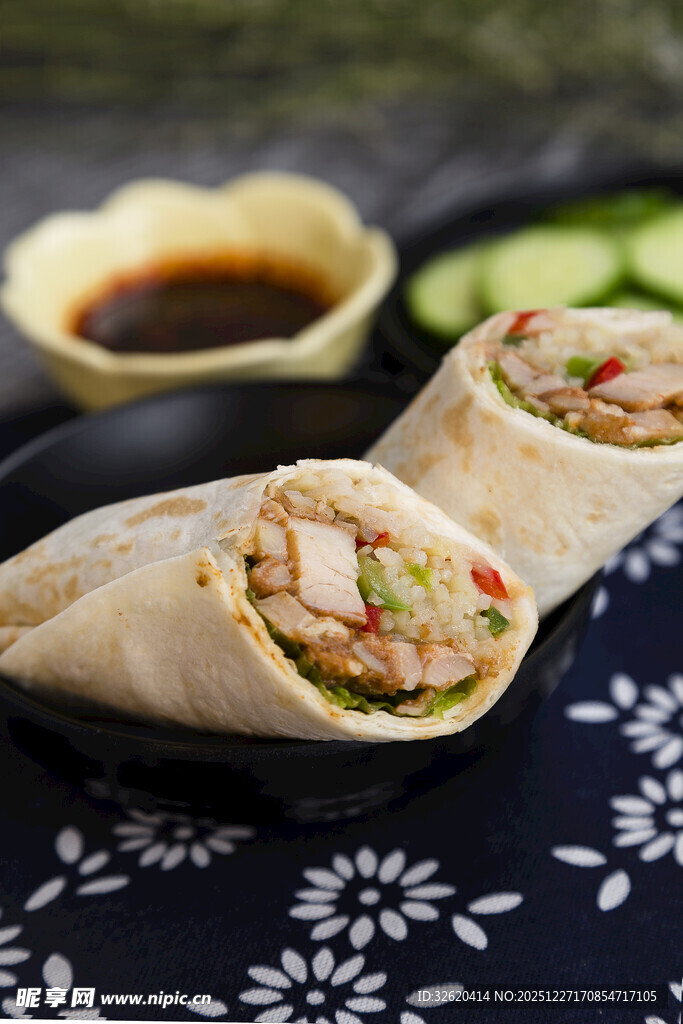 鸡肉卷配蘸料