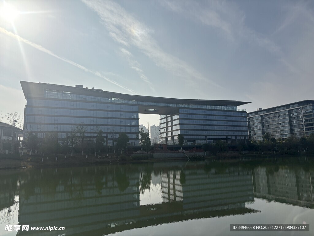 湖畔现代建筑景观