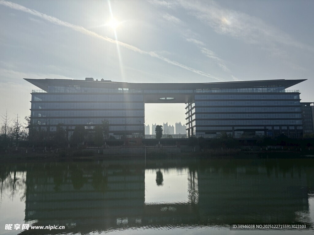 现代建筑映于平静水面