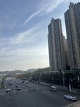 城市道路旁的高楼景观