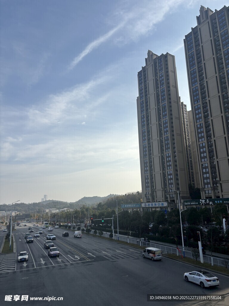 城市道路旁的高楼景观