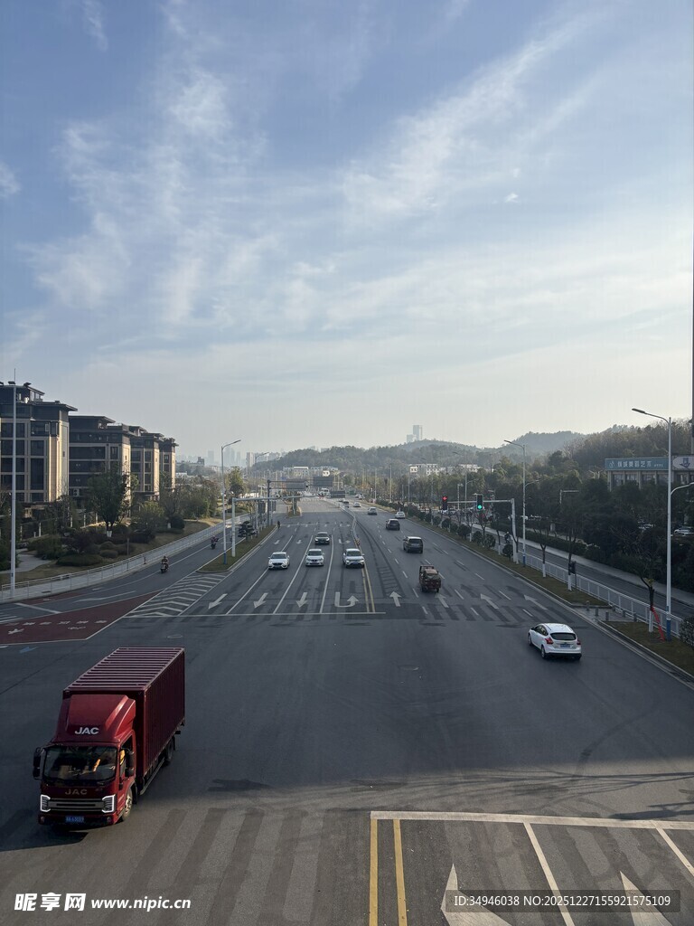 城市公路上的车辆与风景