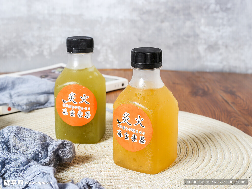 两瓶果汁摆放在木质桌面上