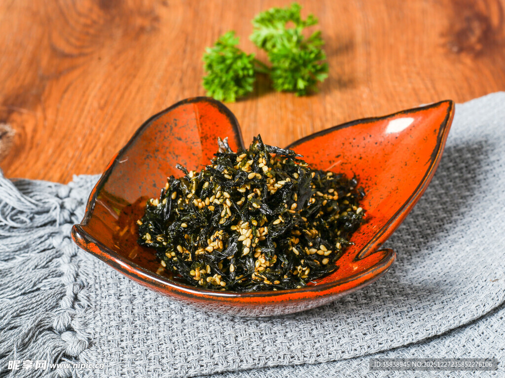 红碟盛放的清新茶叶