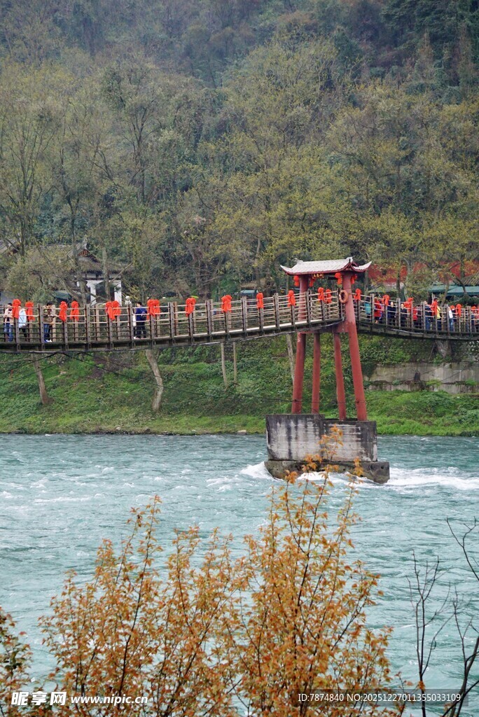 桥上人群与山水风光