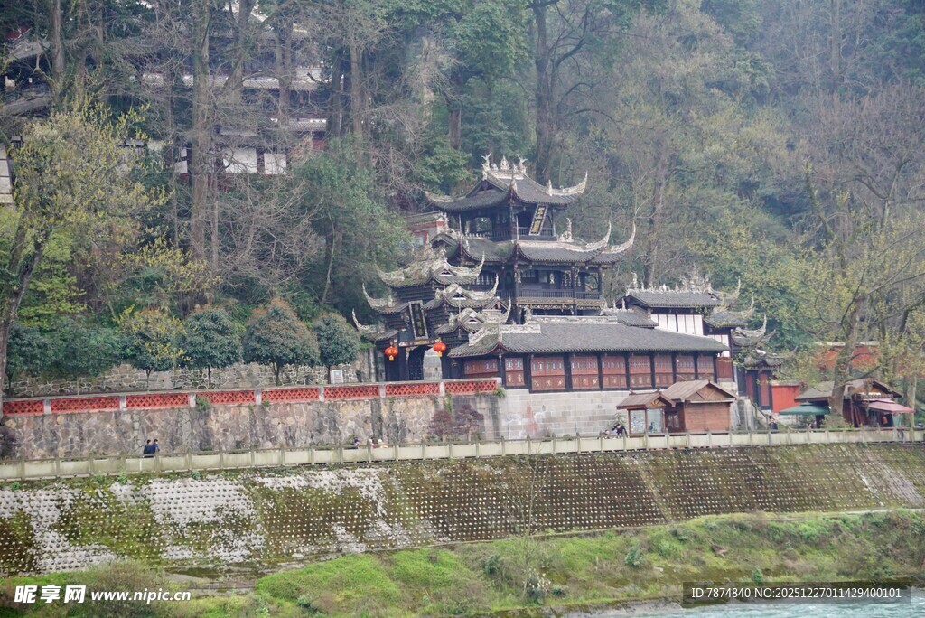 古雅庙宇依山傍水之景