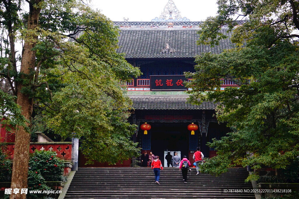 古寺前的游客身影