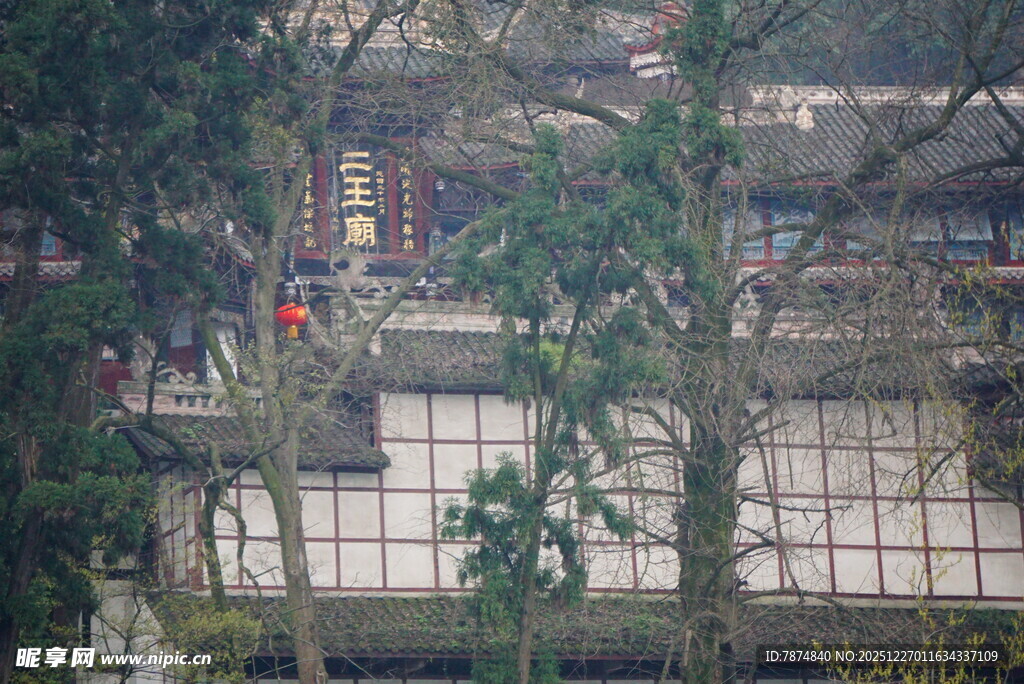 古建隐于葱郁林木间