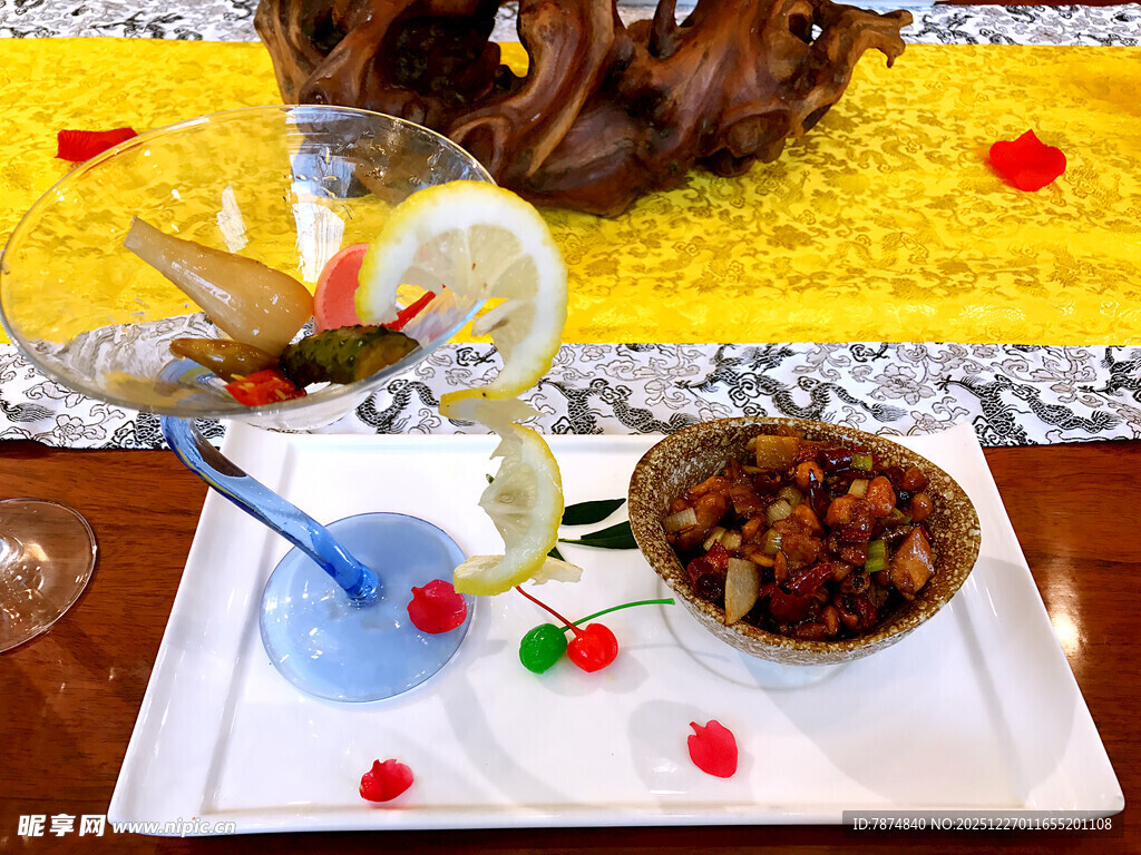 精致摆盘的特色美食组合