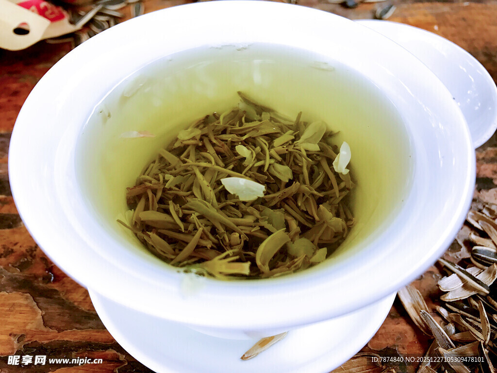 杯中嫩绿茶叶