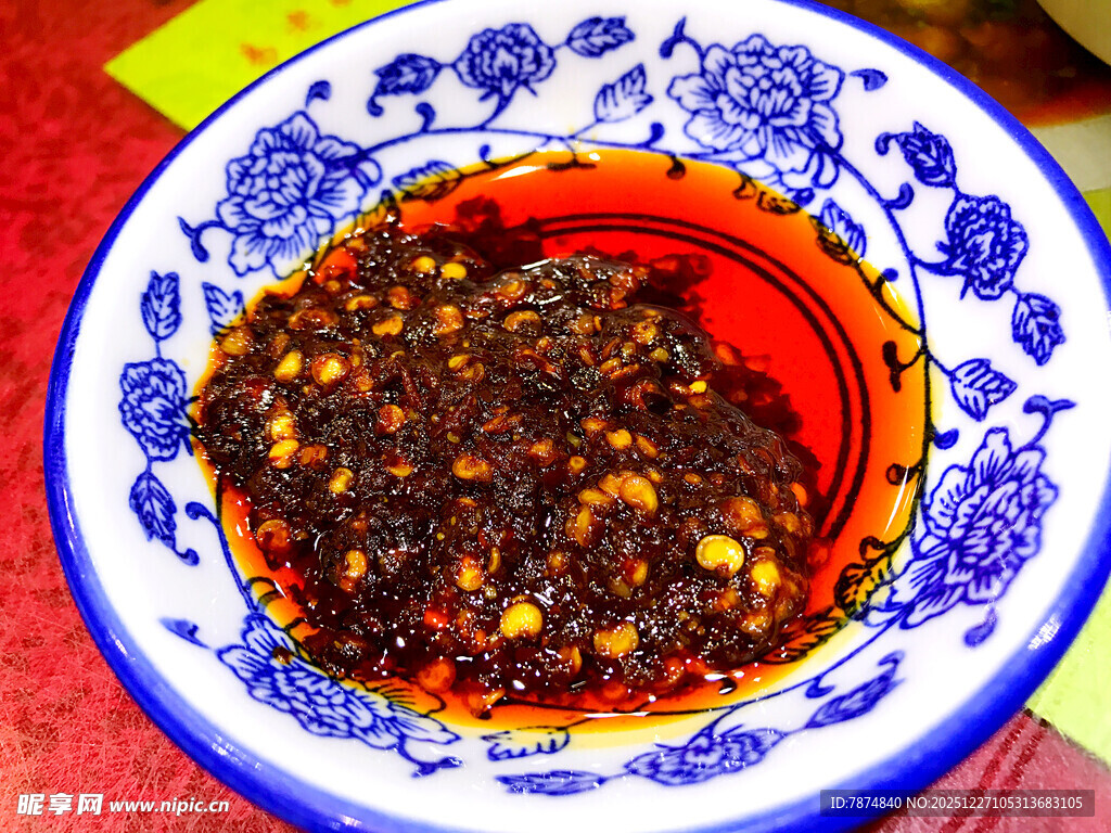 传统青花瓷碗中的辣椒酱