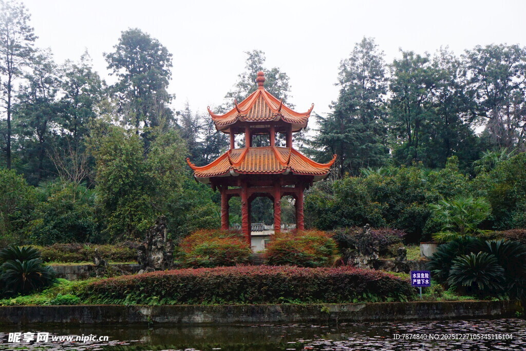 中式园林中的精美凉亭