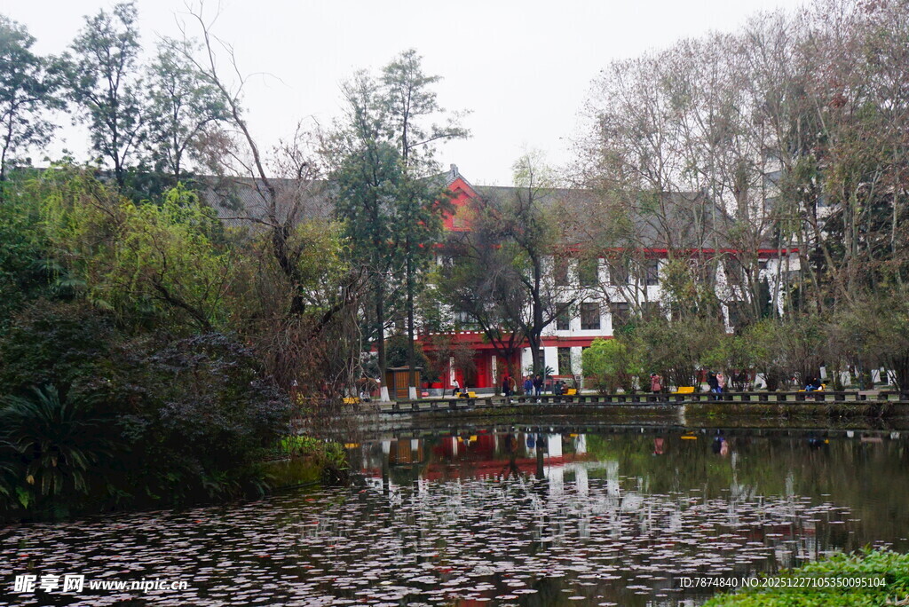 湖畔中式建筑风景如画