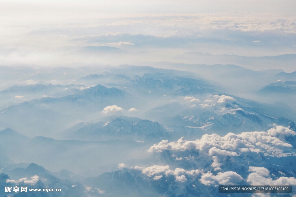 高空俯瞰云海壮丽景观