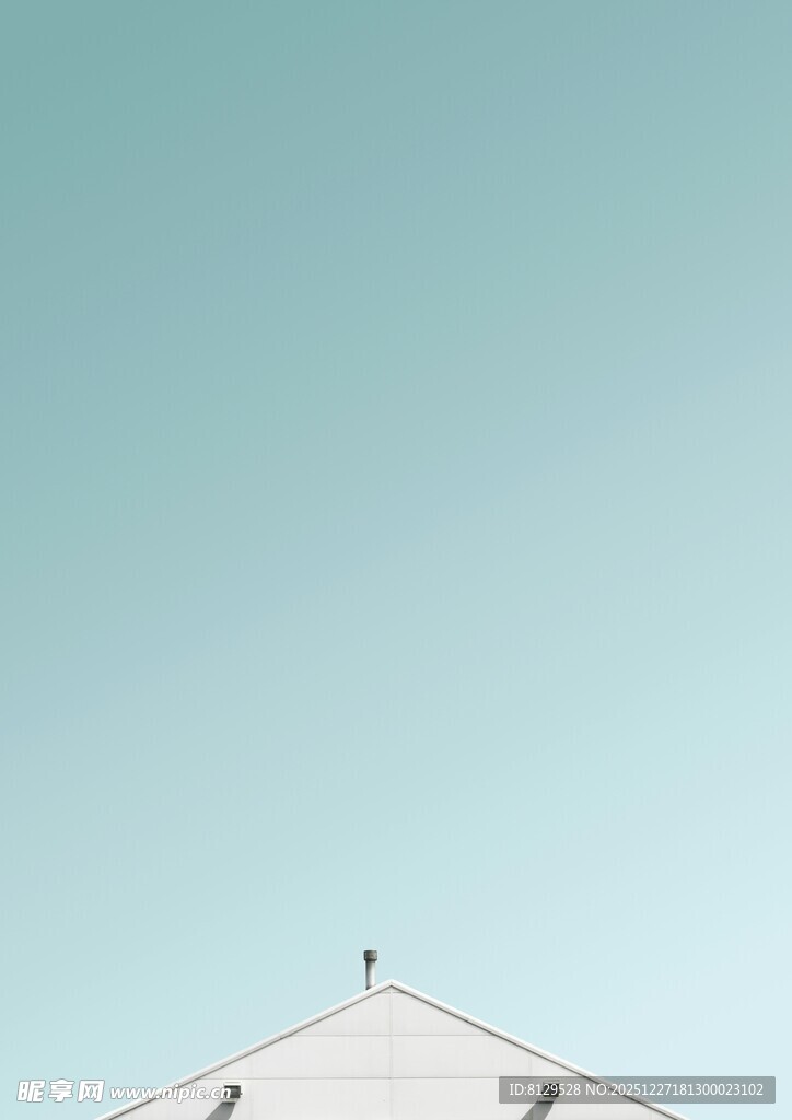 屋顶之上的澄澈蓝天