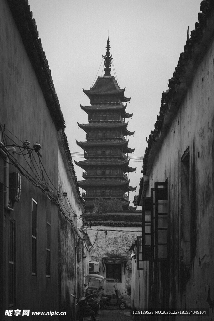 古巷深处的巍峨古塔