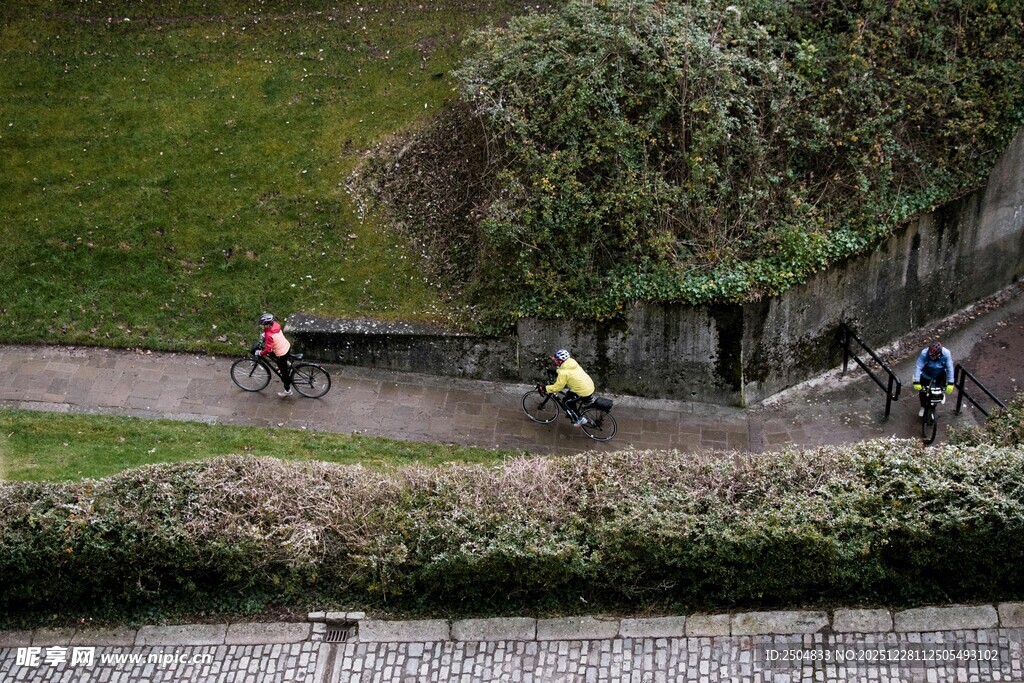 公园小道骑行者