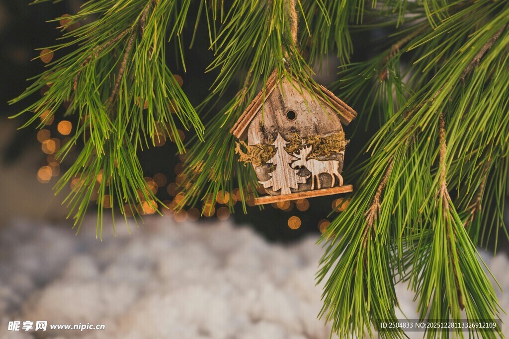 圣诞树上的精致鸟屋装饰