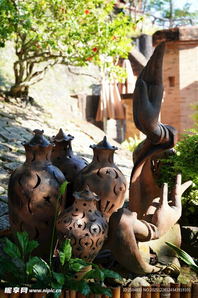 庭院中的古朴陶制摆件