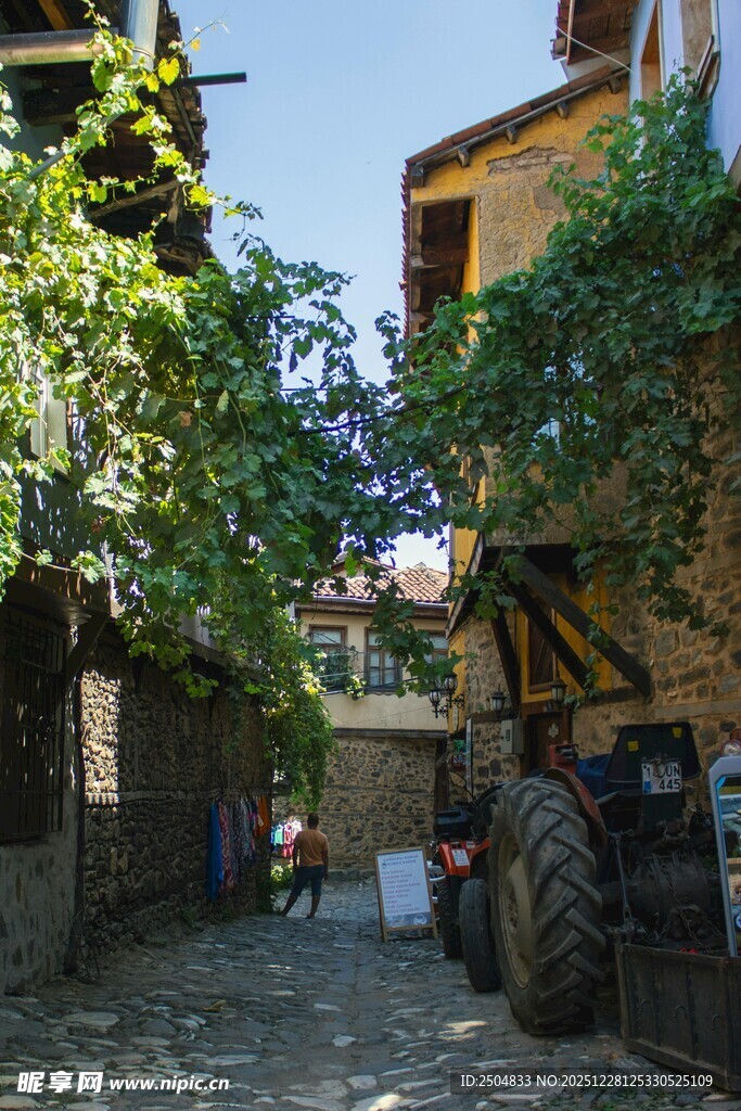 古朴小巷中的宁静生活