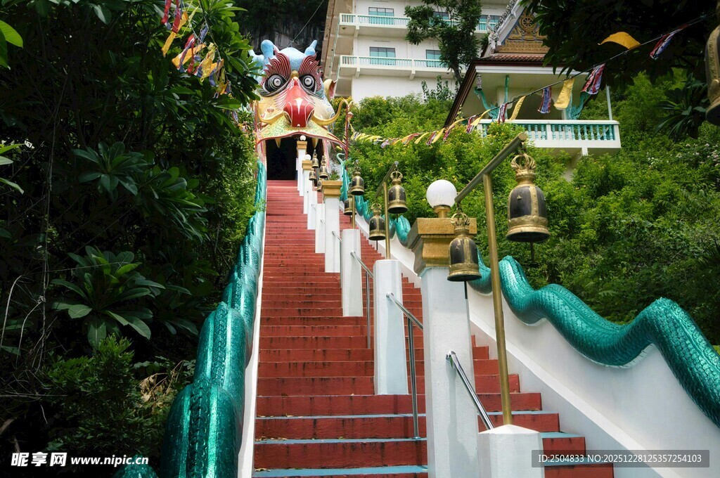 通往庙宇的多彩阶梯