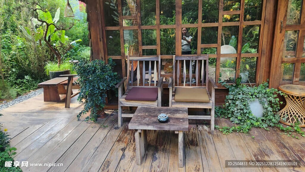 户外木质休闲桌椅景观