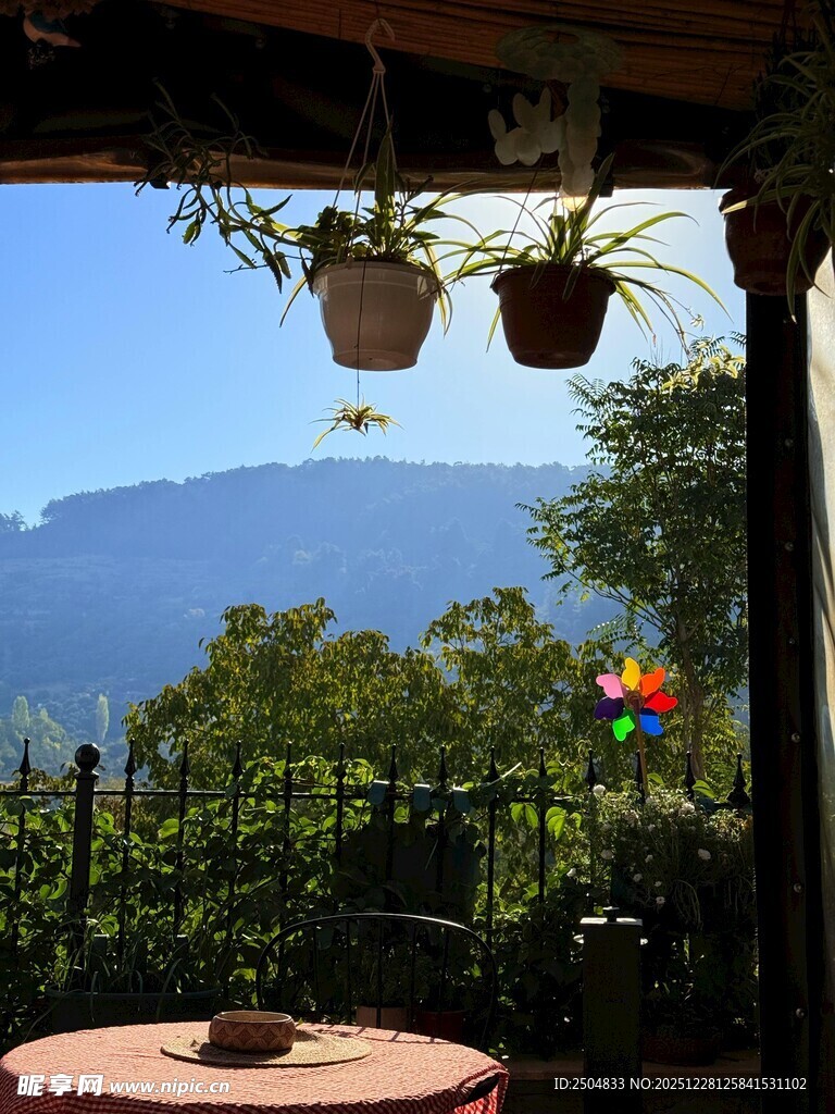 阳台外的青山绿植景致