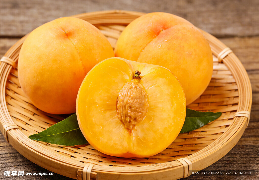 竹篮中的黄桃