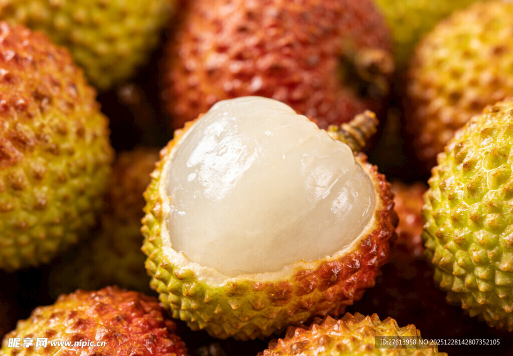 新鲜剥开的荔枝