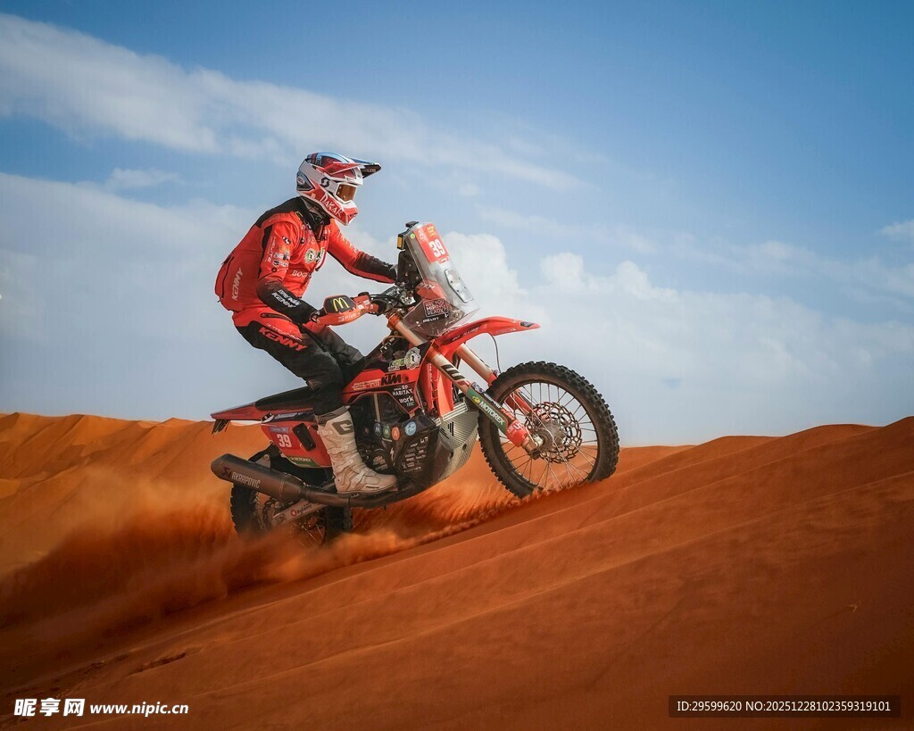 沙漠越野摩托车手英姿