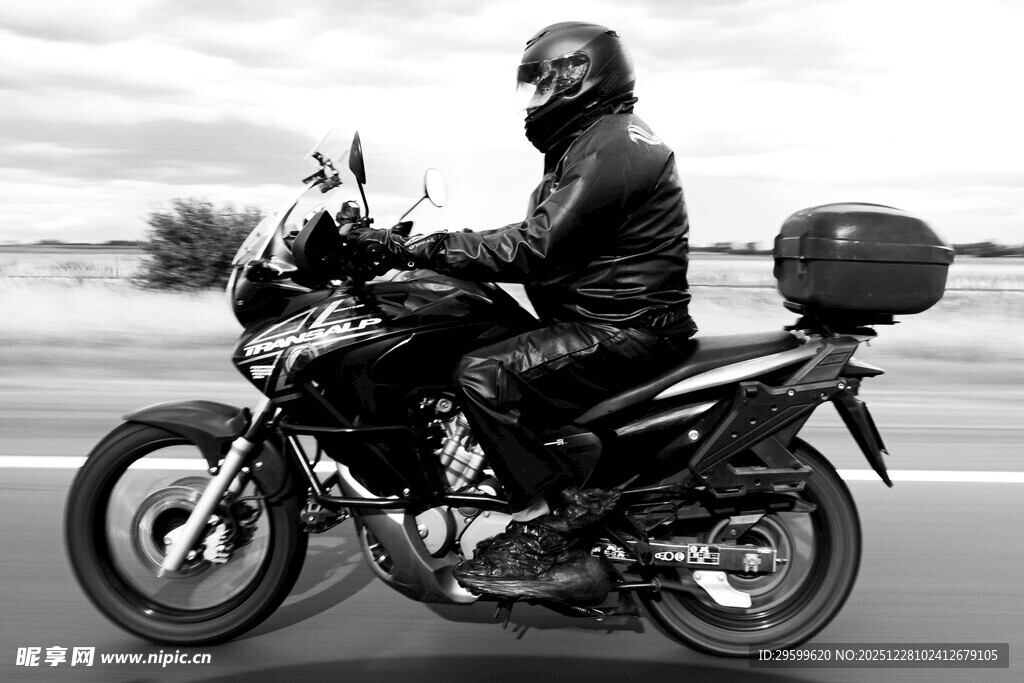 骑摩托车的人在路上驰骋