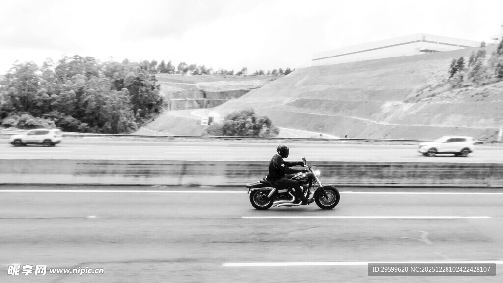 公路上的独行摩托车手