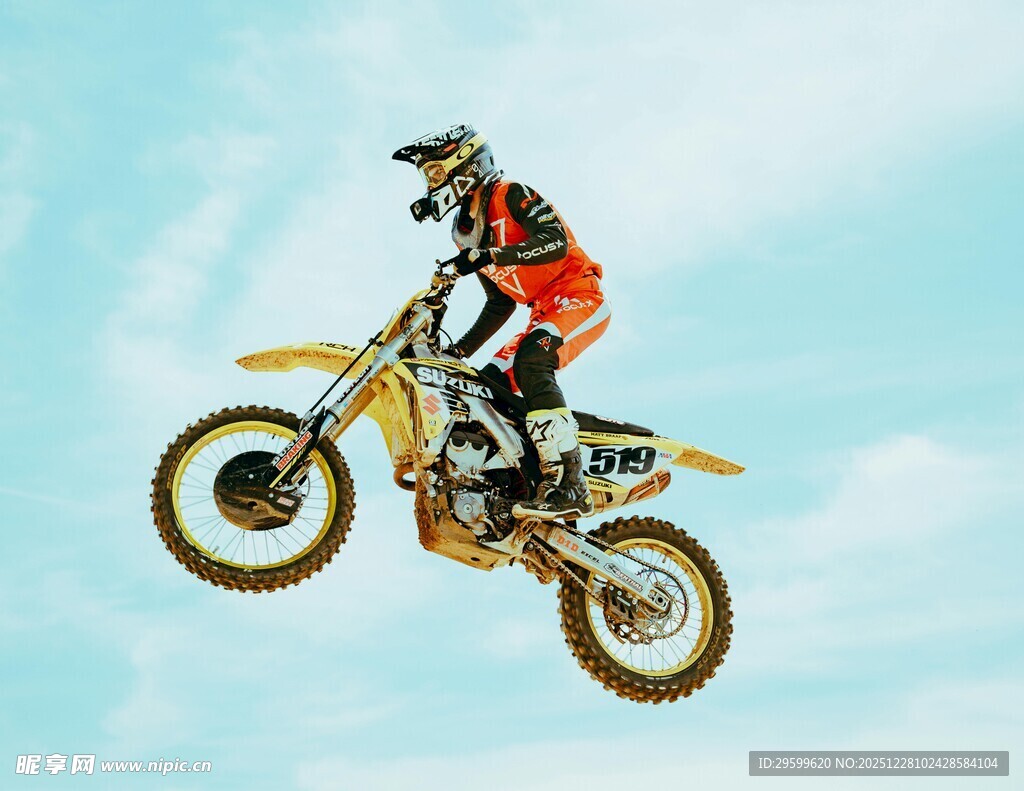 摩托骑手空中炫技瞬间