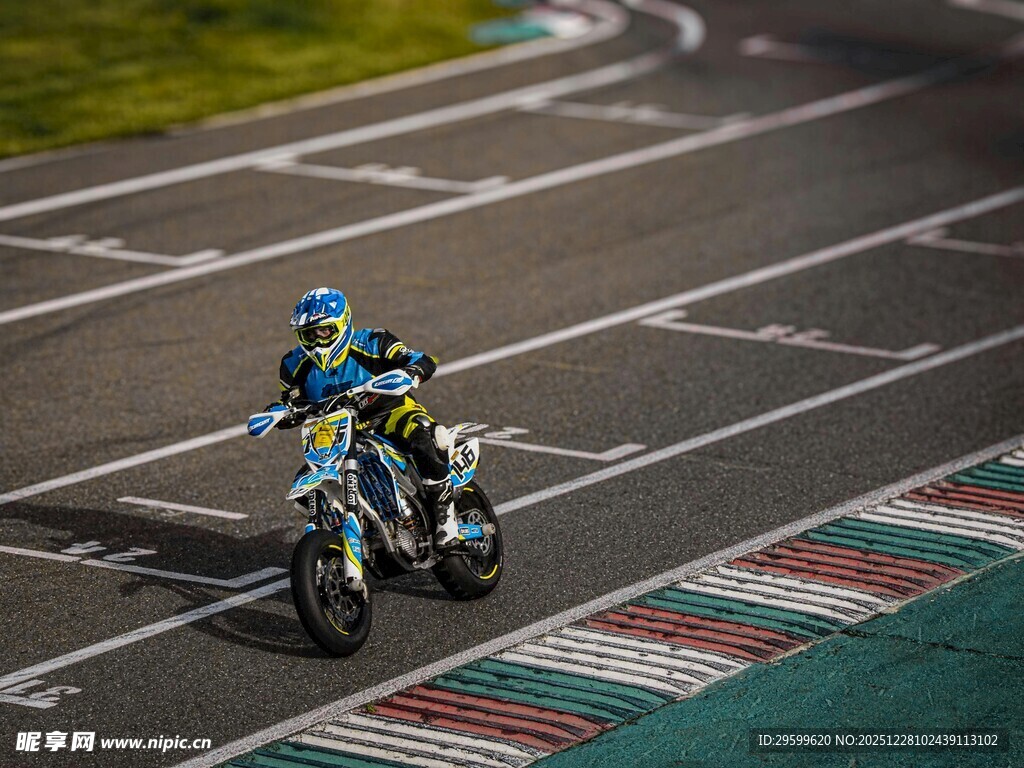 摩托车手赛道飞驰