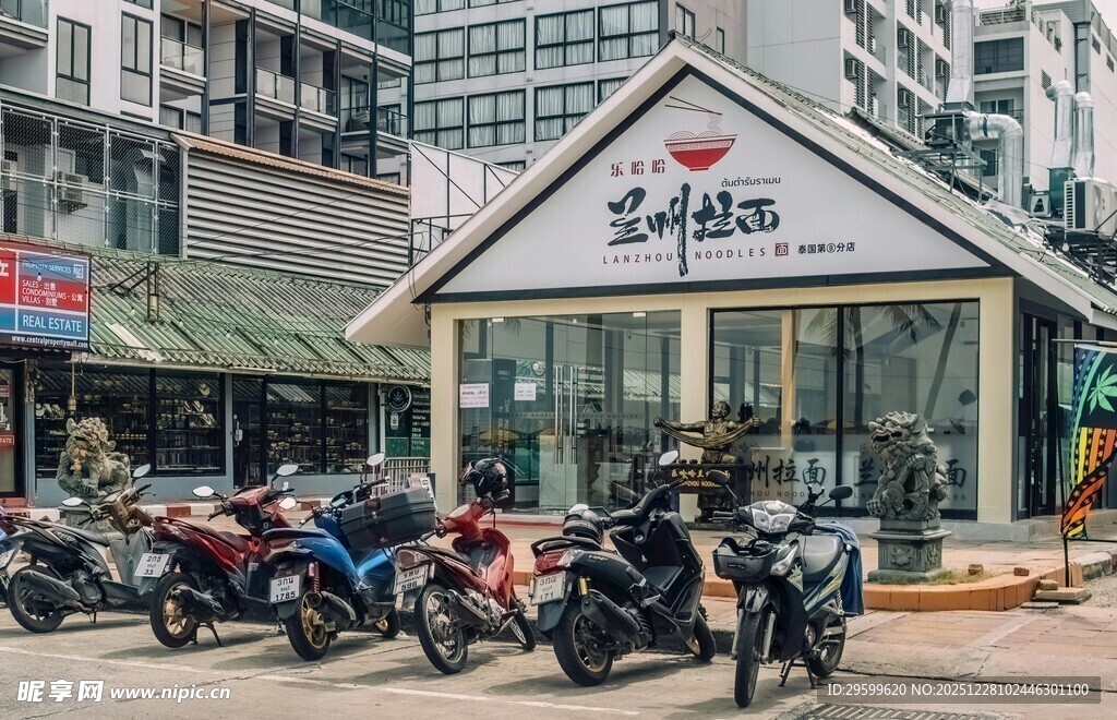 摩托车店外停放多辆摩托